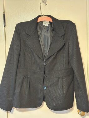 Woman’s Long Elegant Legs Black button down blazer/jacket Size 16 Tall